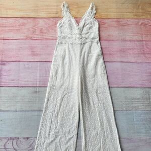Lyn Around White Eyelet Scalloped Trim Sleeveless V-Neck Jumpsuit‎ Size Medium